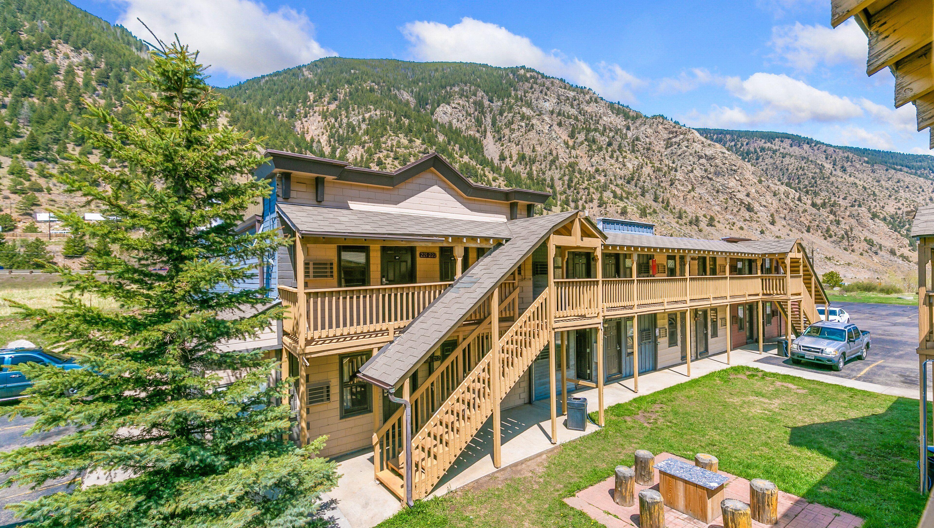 Where to Stay in Arapaho National Forest: 6 Best 2-Star Hotels