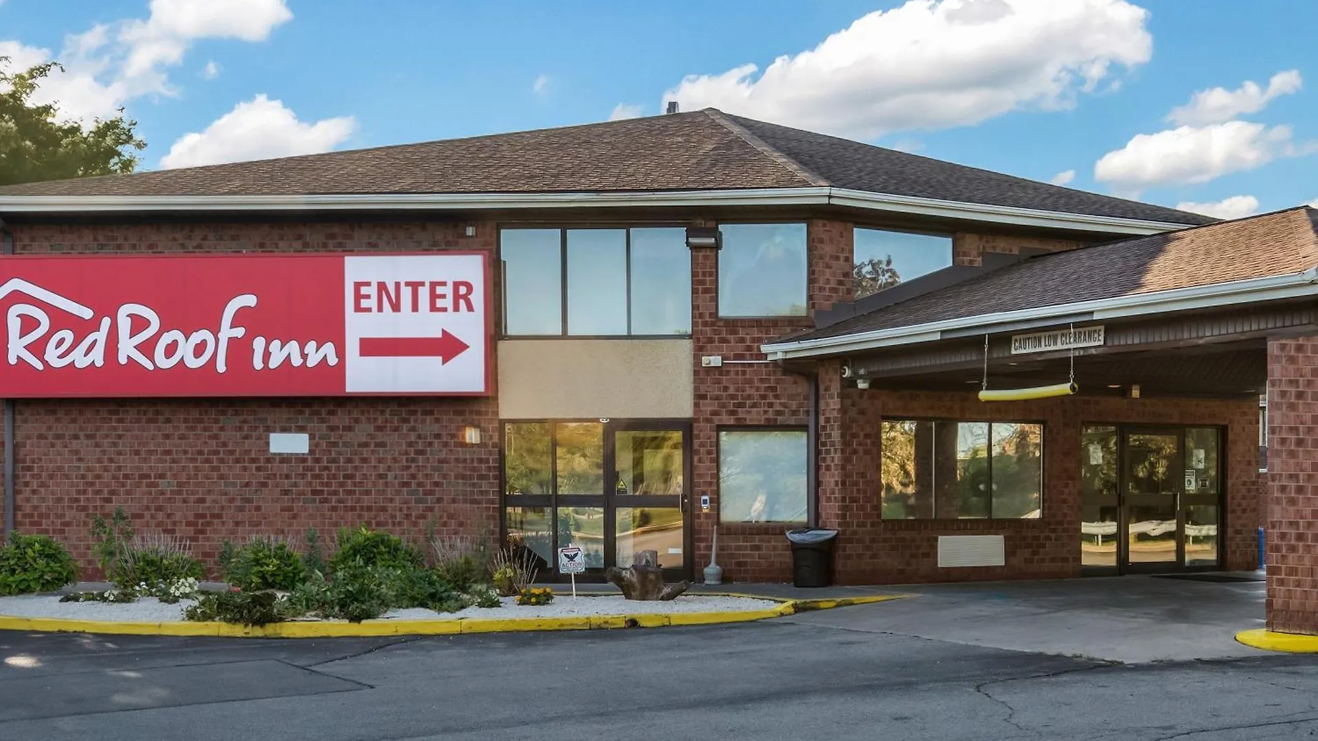 5 Smart Airport Hotels Near Strong Memorial Hospital Worth Booking
